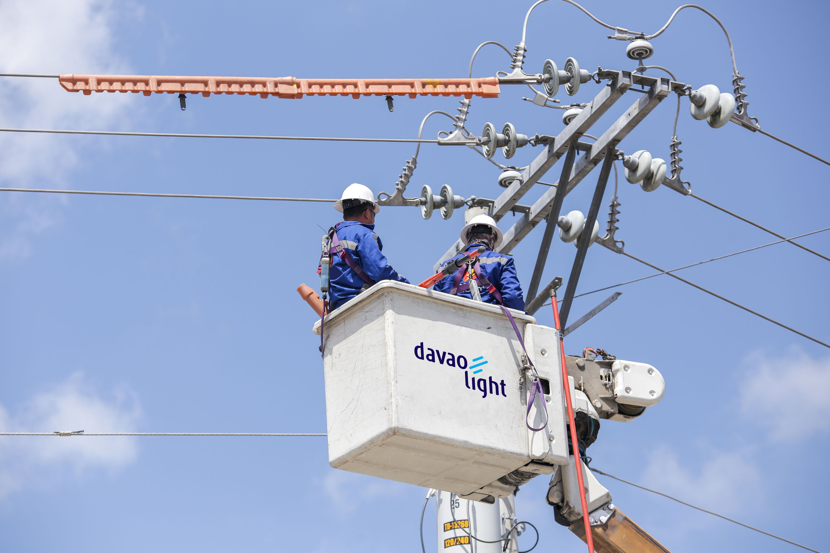 Davao-Light-Linemen
