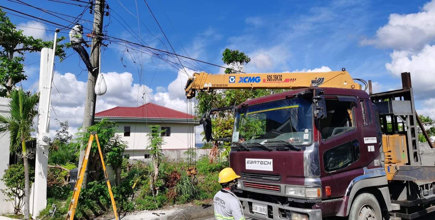 Cebuanos show ‘bayanihan’ spirit, help in restoring power in badly hit Cebu subdivision