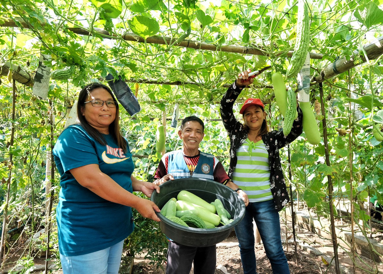 Gardeners_Binugao-Community-Garden