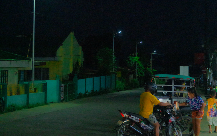 Hedcor, Manolo Fortich light up roads with solar-powered street lamps