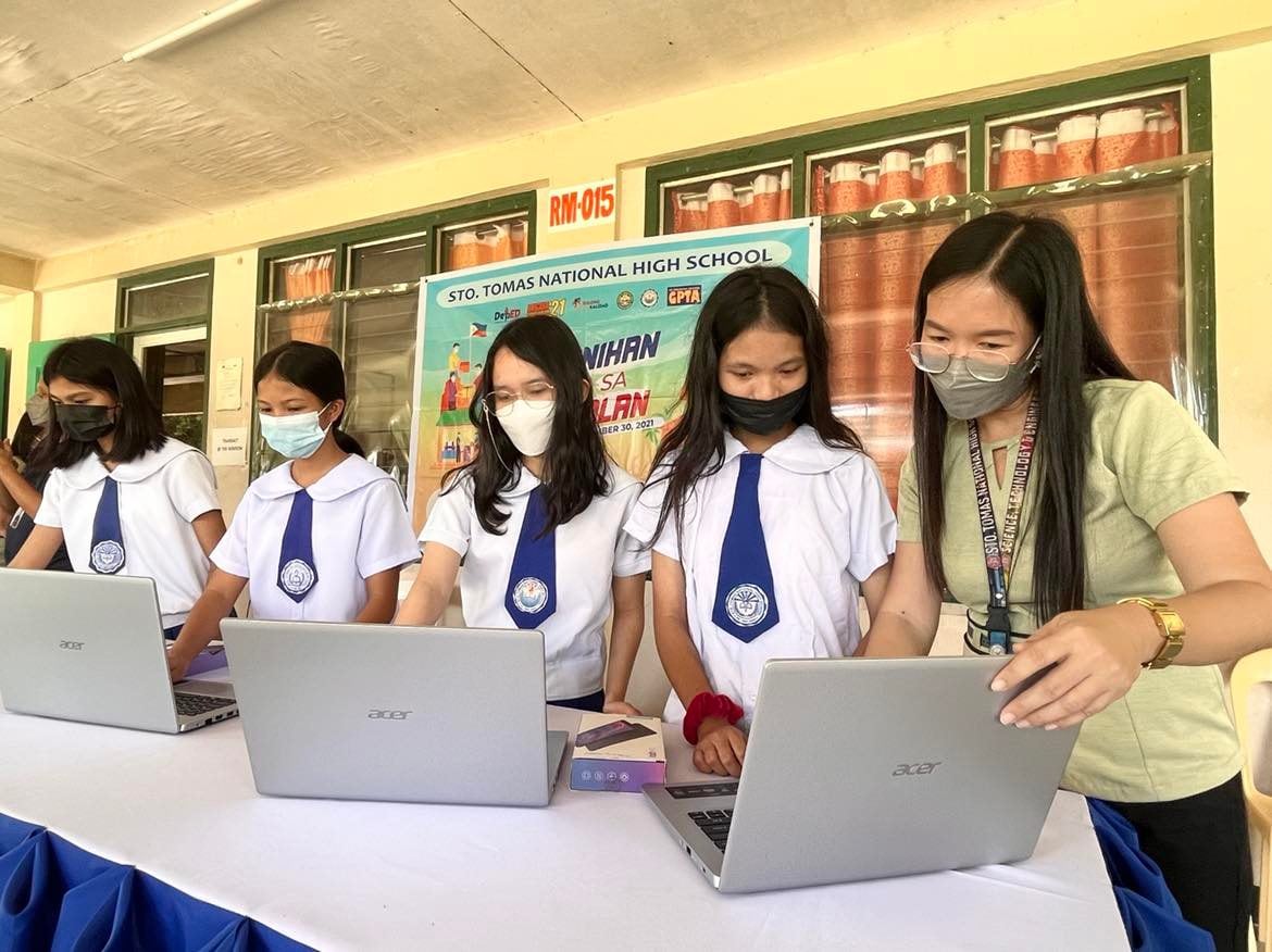 Students and teachers of Sto. Tomas NHS receive new online learning gadgets