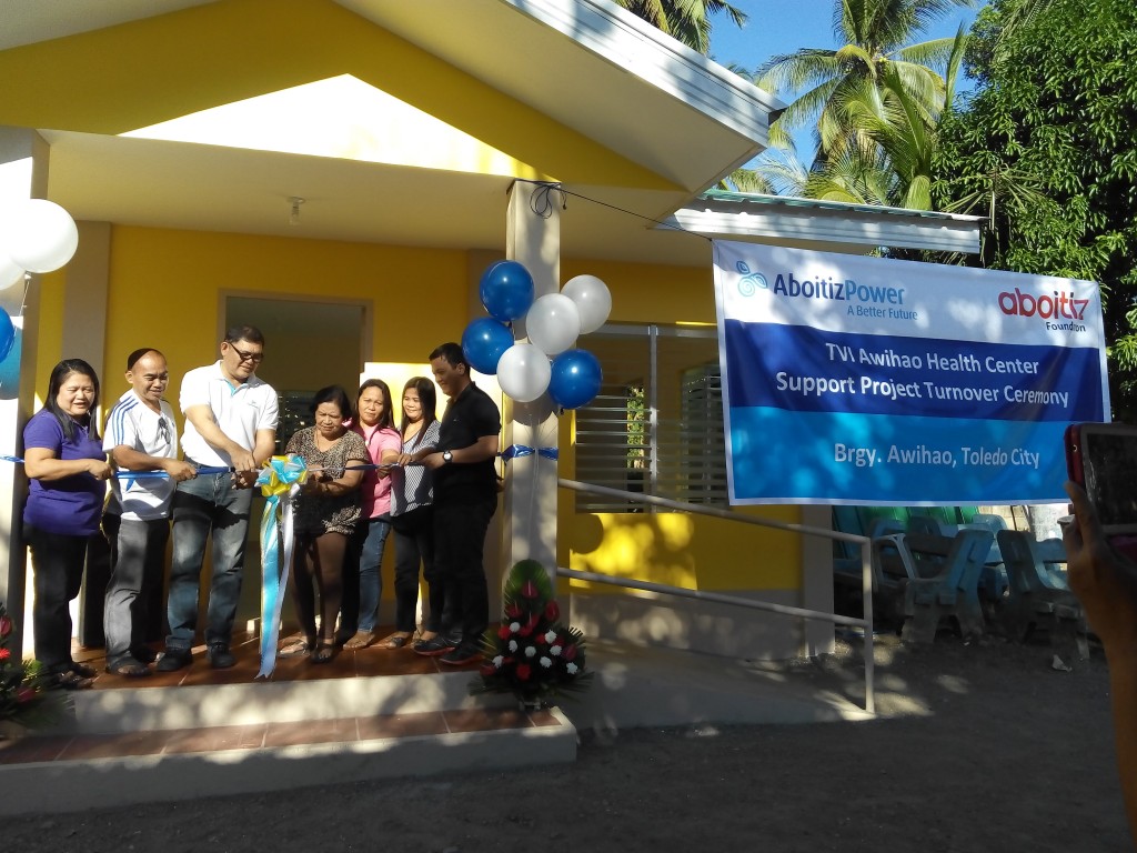 TURNOVER. Therma Visayas Inc. Corporate Social Responsibility Manager Edgardo Nicolas (third from left) and Awihao Barangay Captain Leonita Birao (center) lead the turnover ceremony of a health center built by Therma Visayas Inc. and Aboitiz Foundation Inc. as Wilfredo Rodolfo III (right), Aboitiz Power Coporation corporate communication manager for Visayas and Mindanao, and other village officials look on. (FOTO/ABOITIZPOWER CORP. COMM)
