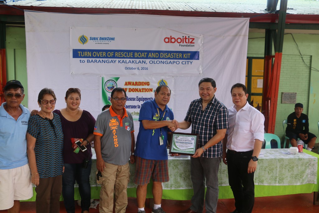 SEZ SVP and COO Dante Pollescas and SEZ AVP & GM accepts the Plaque of Appreciation from Barangay Officials of Kalaklan, Olongapo City during the turn over ceremony 