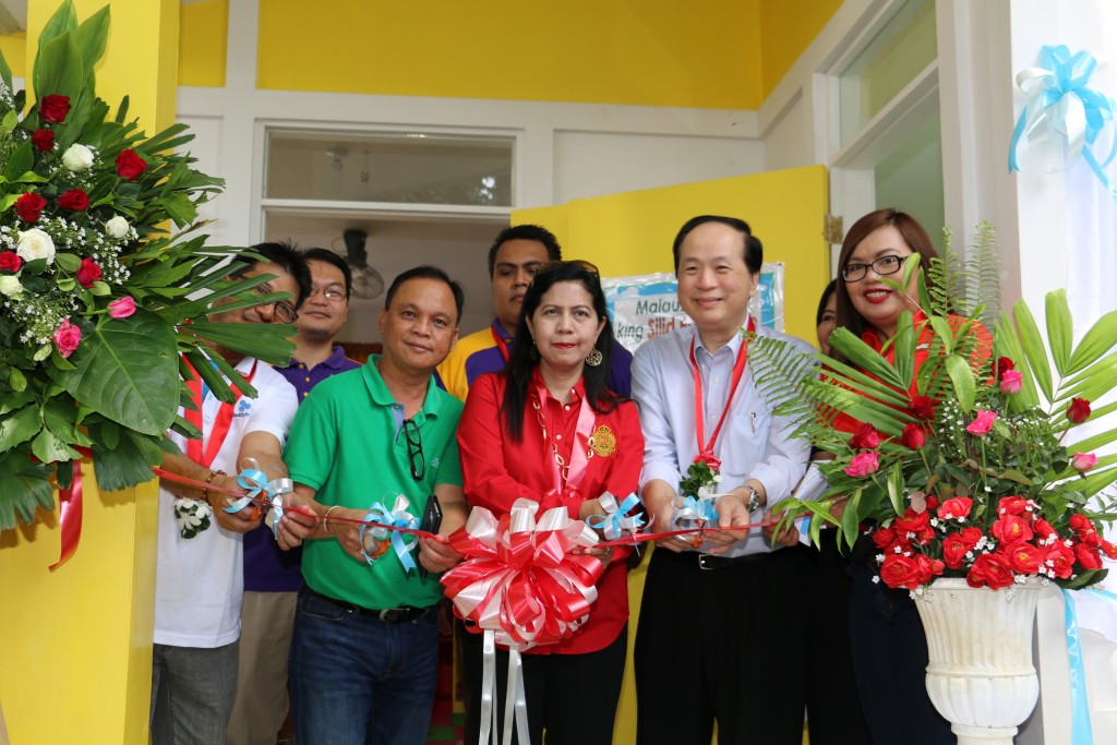San Simon, Pampanga Mayor Leonora Wong (center) graces the turnover of the two-classroom AGAPP Silid Pangarap to De La Paz elementary school last July 12. Present also during the ribbon cutting were (from left) AboitizPower CSR Manager Henry Maliksi, DepEd Pampanga Schools Division Superintendent Leonardo Zapanta, (from right) Aboitiz Foundation Manager for Education Jowelle Ann Cruz, Wan Chiong Steel Corp. President Benjamin Co, Public School District Supervisor Julieta Sagum (hidden), and representatives from CitySavings Bank.