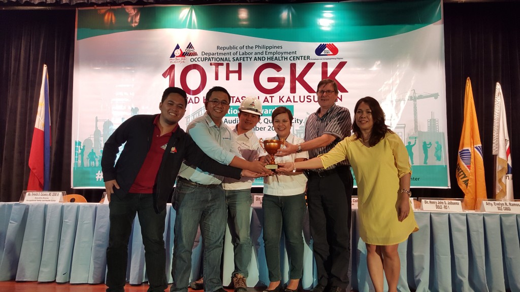 Therma Marine Inc. team headed by TMI’s Technical Director, Mr. Jan Risager (second from right) posing with the GKK bronze trophy.